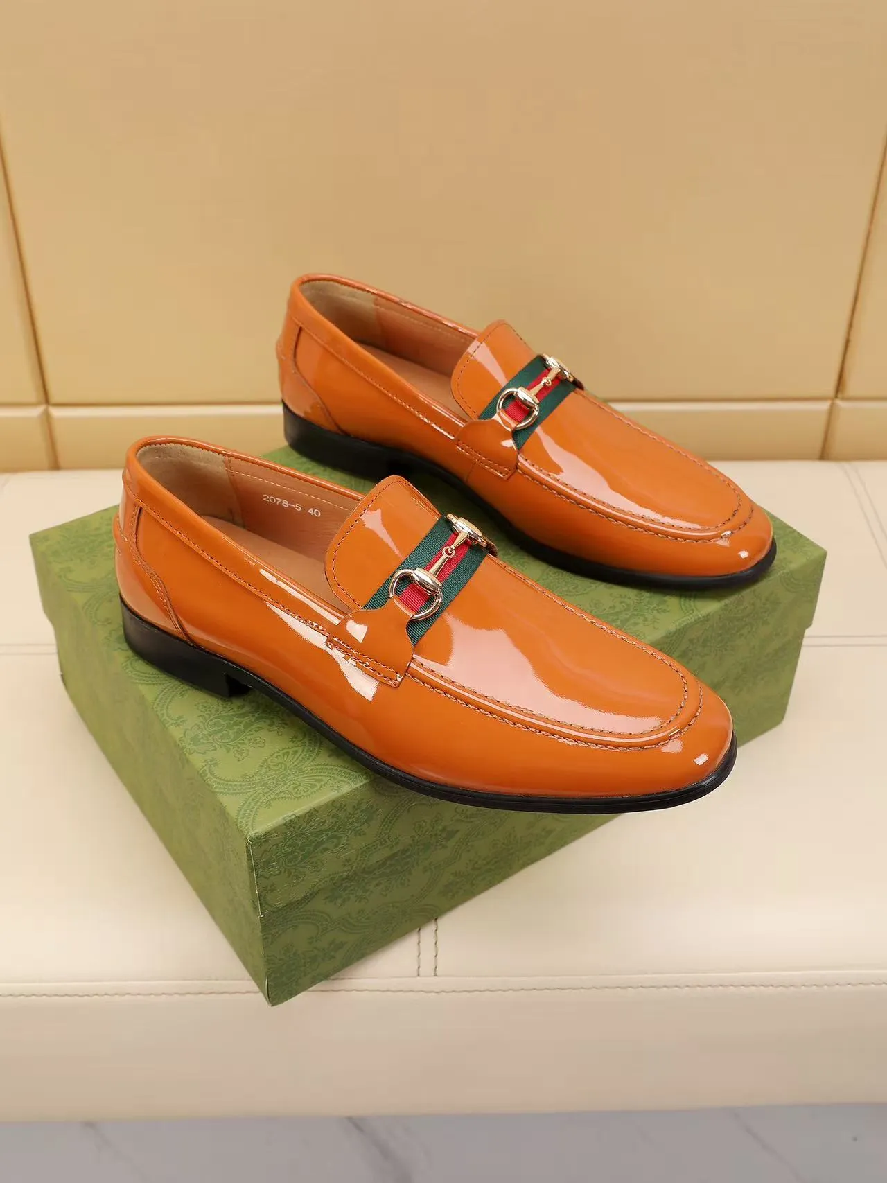 Men's men's shoes 💰440 🆘【GUCCI】Gucci ·🐂里· Hot-selling beanie shoes, top brand luxury, top quality, latest fashion beanie shoes.. The upper is made of original high mercerized smooth cow suede. (Full top-layer water-dyed 🐂 leather and lining). The original stylish and stylish soft rubber wear-resistant and non-slip outsole is light and comfortable on the foot, available in 2 colors! Matching code: 39-45 (38.46. Customized)